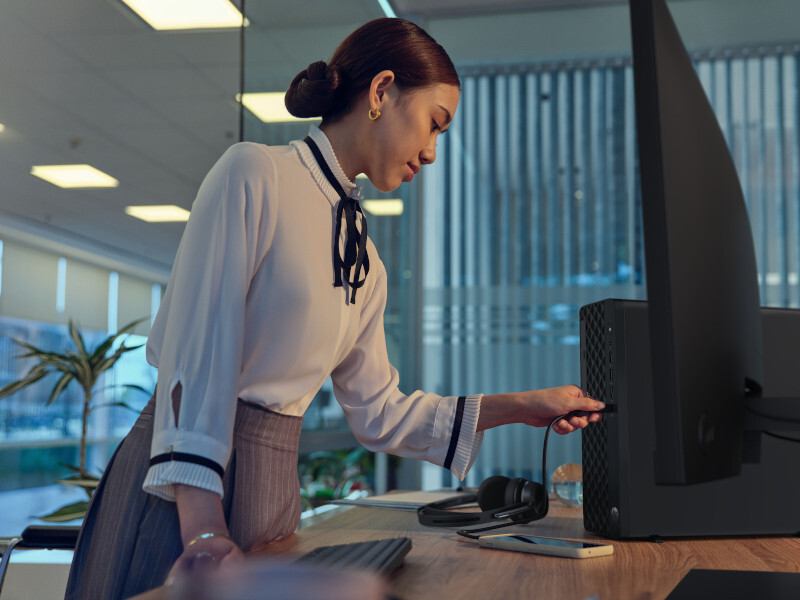 Paya_ProDesk2_Desktop_Cinder324ph_Display_KramerNewmanRF_KBM_VoyagerFocus2_Headset_Right_D1_1662_Photocomp_6878206